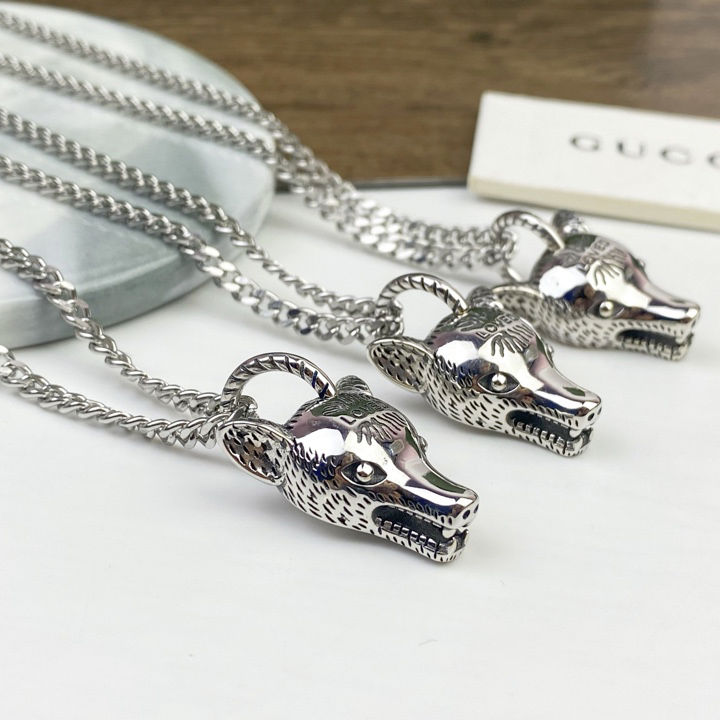 G*u*i necklaces